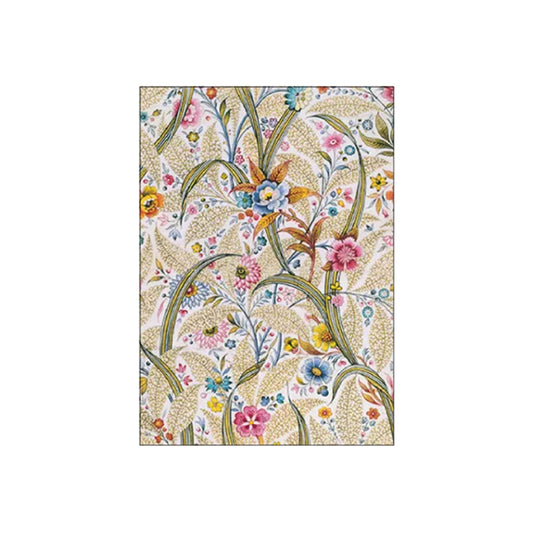 Filigranes florales Design von William Kilburn auf cremeweißem Grund. Das Muster zeigt dichtes, farnartiges Blattwerk in Goldtönen, kombiniert mit stilisierten, exotischen Blüten in Blau, Rosa und Gelb. Eine hochdetaillierte Illustration aus dem 18. Jahrhundert.