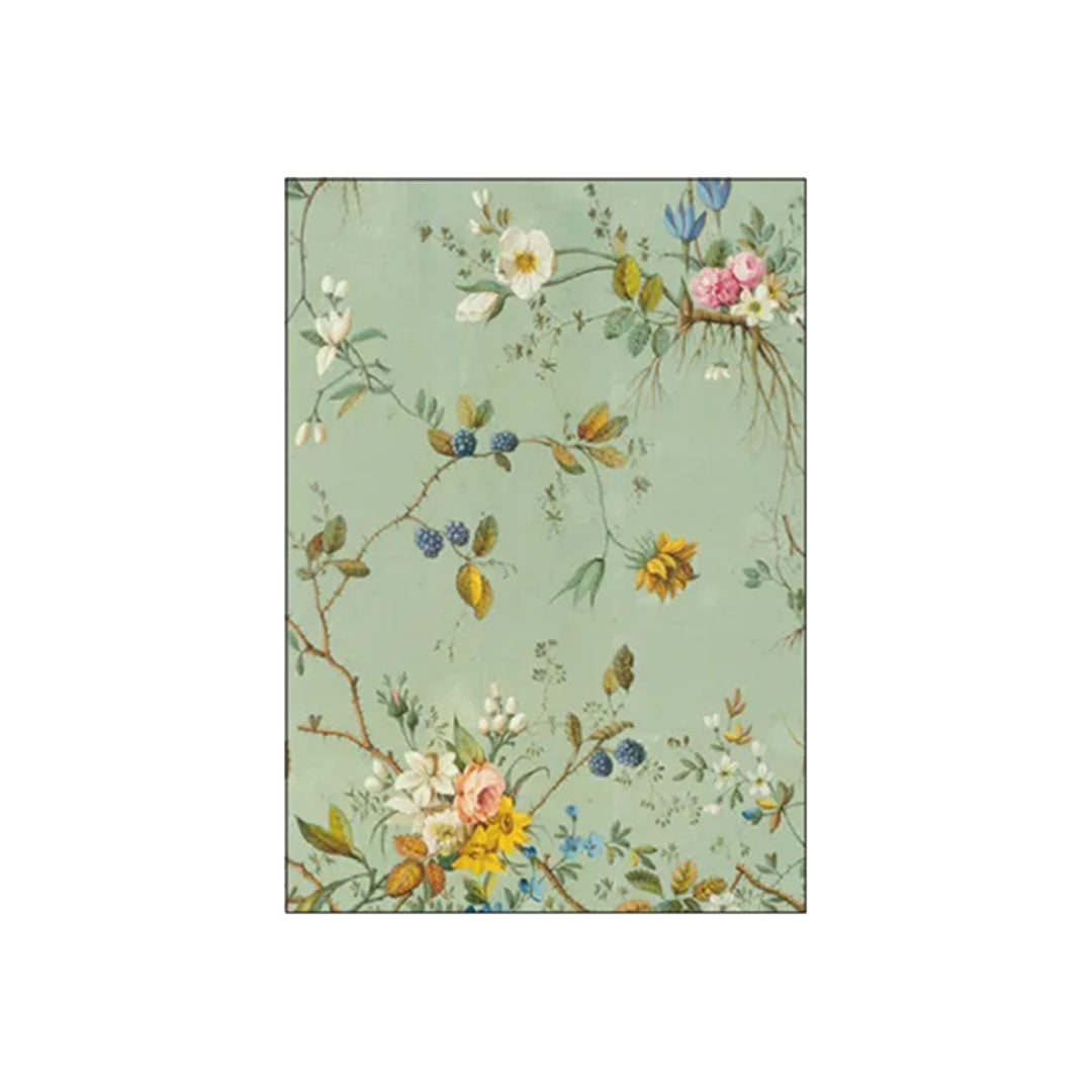 Elegantes Naturmotiv von William Kilburn auf sanftem salbeigruenem Hintergrund. Gezeigt werden feine, dornige Ranken mit dunkelblauen Brombeeren, gelben Wildblumen und zarten rosa Rosenblüten in einer luftigen, naturalistischen Komposition.