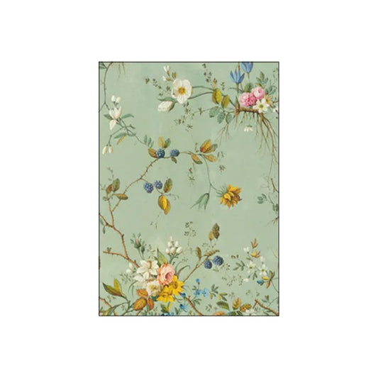 Elegantes Naturmotiv von William Kilburn auf sanftem salbeigruenem Hintergrund. Gezeigt werden feine, dornige Ranken mit dunkelblauen Brombeeren, gelben Wildblumen und zarten rosa Rosenblüten in einer luftigen, naturalistischen Komposition.