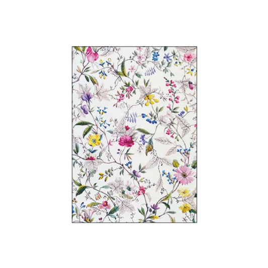 Detailreiches Blumenmuster von William Kilburn auf weißem Hintergrund. Eine verspielte Anordnung aus dünnen dunklen Ranken, leuchtend magentafarbenen Blüten, gelben Tupfern und fein geäderten Blättern, die an eine klassische englische Sommerwiese erinnert.