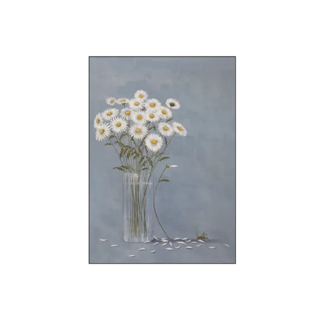 Ein schlichtes, elegantes Stillleben. Der Fokus liegt auf den strahlend weißen Blütenblättern und den gelben Mitten der Margeriten. Eine einzelne Blume ist aus der Vase gefallen und liegt neben einem kleinen grünen Grashüpfer auf der grauen Standfläche.