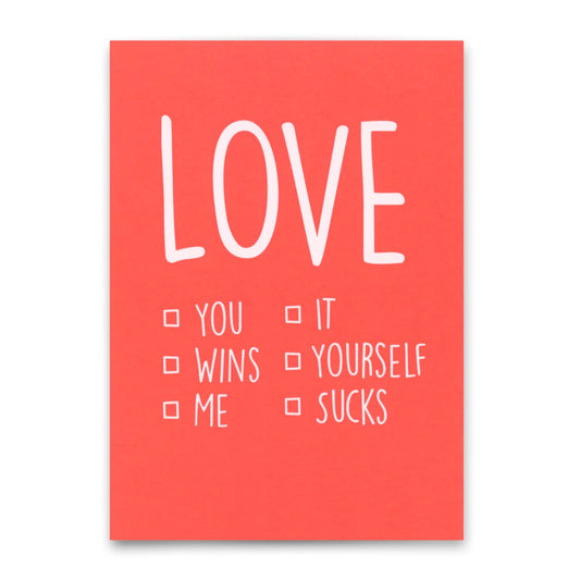 Diese Postkarte hat ein verspieltes Design auf einem korallenrosa Hintergrund mit dem Wort "LOVE" prominent oben in großen weißen Buchstaben. Unten ist eine humorvolle Multiple-Choice-Checkliste mit leeren Kontrollkästchen neben verschiedenen Optionen