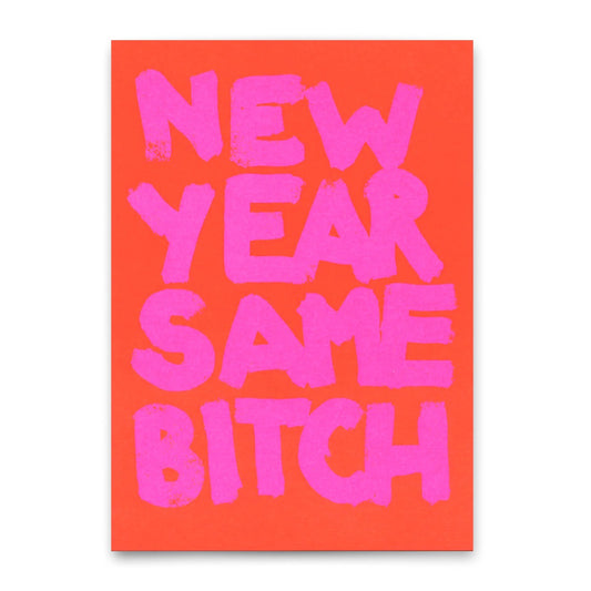 Diese Postkarte zeigt kräftige, handgemalte Typografie auf einem leuchtend korallenroten Hintergrund. Der Text lautet "NEW YEAR SAME BITCH" in großen, klobigen rosa Buchstaben, die mit einem Pinsel gemalt zu sein scheinen, was ihnen eine organische, leicht unvollkommene Textur verleiht.