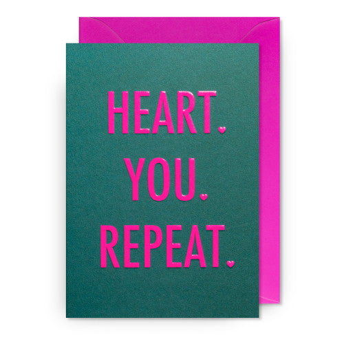 Moderne dunkelgrüne Grußkarte mit pinkfarbener Prägung „HEART. YOU. REPEAT.“ und einem auffälligen Umschlag in Magenta.