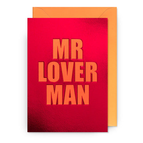 Feurig rote Metallic-Grußkarte mit großer, geprägter Aufschrift „MR LOVER MAN“ in Orange und einem passenden orangefarbenen Umschlag.