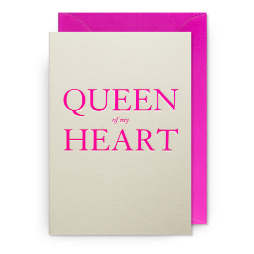 Romantische Grußkarte in Creme mit leuchtend pinker Aufschrift „QUEEN of my HEART“ und magentafarbenem Briefumschlag.