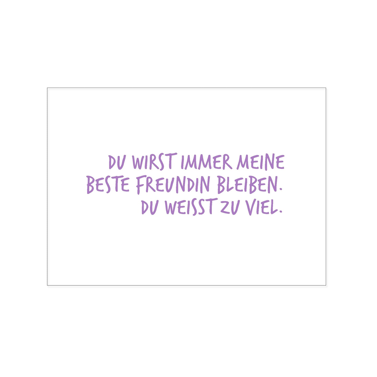 Postkarte im Querformat mit weißem Hintergrund. In der Mitte steht in einer leicht verspielten, violetten Handschrift der Text: „DU WIRST IMMER MEINE BESTE FREUNDIN BLEIBEN. DU WEISST ZU VIEL.“