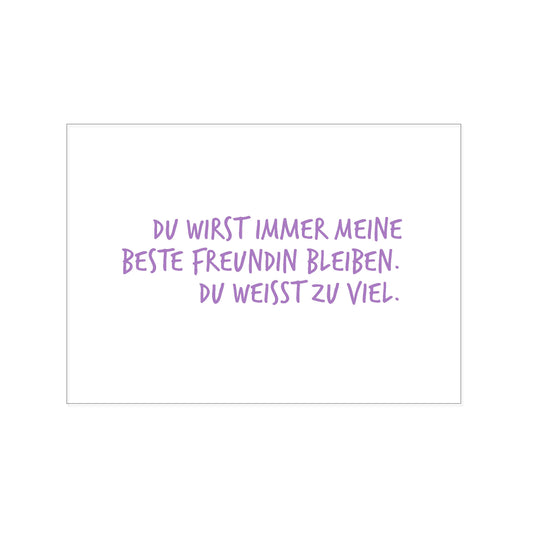 Postkarte im Querformat mit weißem Hintergrund. In der Mitte steht in einer leicht verspielten, violetten Handschrift der Text: „DU WIRST IMMER MEINE BESTE FREUNDIN BLEIBEN. DU WEISST ZU VIEL.“