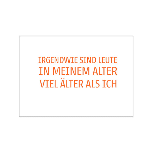 Postkarte im Querformat mit weißem Hintergrund. In einer schmalen, orangefarbenen Serifenschrift steht zentriert der Text: „IRGENDWIE SIND LEUTE IN MEINEM ALTER VIEL ÄLTER ALS ICH“.