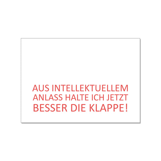 Postkarte im Querformat mit weißem Hintergrund. Im unteren Bereich steht in einer klaren, roten Druckschrift der Text: „AUS INTELLEKTUELLEM ANLASS HALTE ICH JETZT BESSER DIE KLAPPE!“