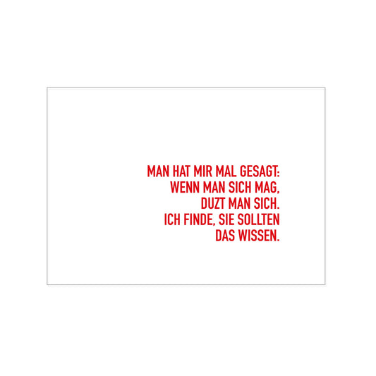Postkarte im Querformat mit weißem Hintergrund. Unten rechts steht in einer schmalen, roten Druckschrift der humorvolle Text: „MAN HAT MIR MAL GESAGT: WENN MAN SICH MAG, DUZT MAN SICH. ICH FINDE, SIE SOLLTEN DAS WISSEN.“.