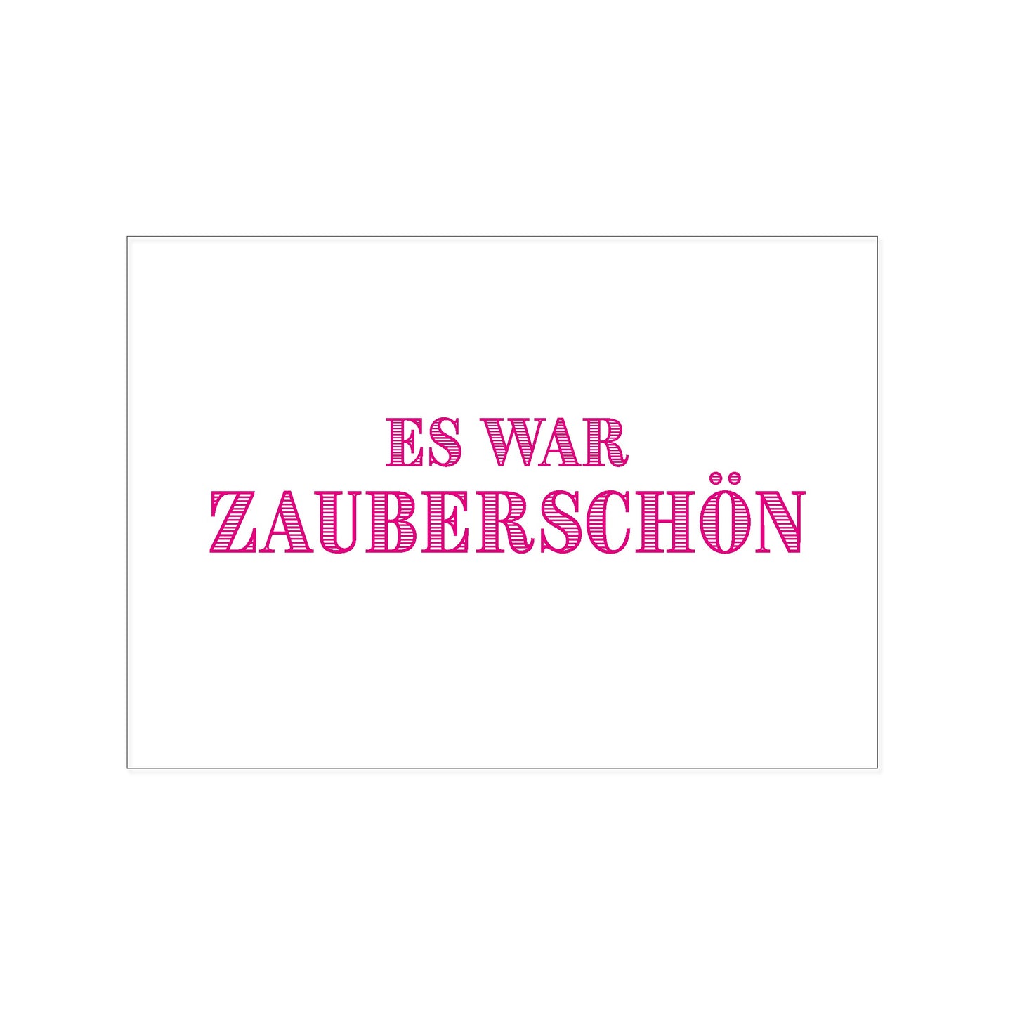 Postkarte im Querformat mit schlichtem weißem Hintergrund. In der Mitte steht in einer markanten, pinkfarbenen und horizontal schraffierten Serifenschrift der Text: „ES WAR ZAUBERSCHÖN“.
