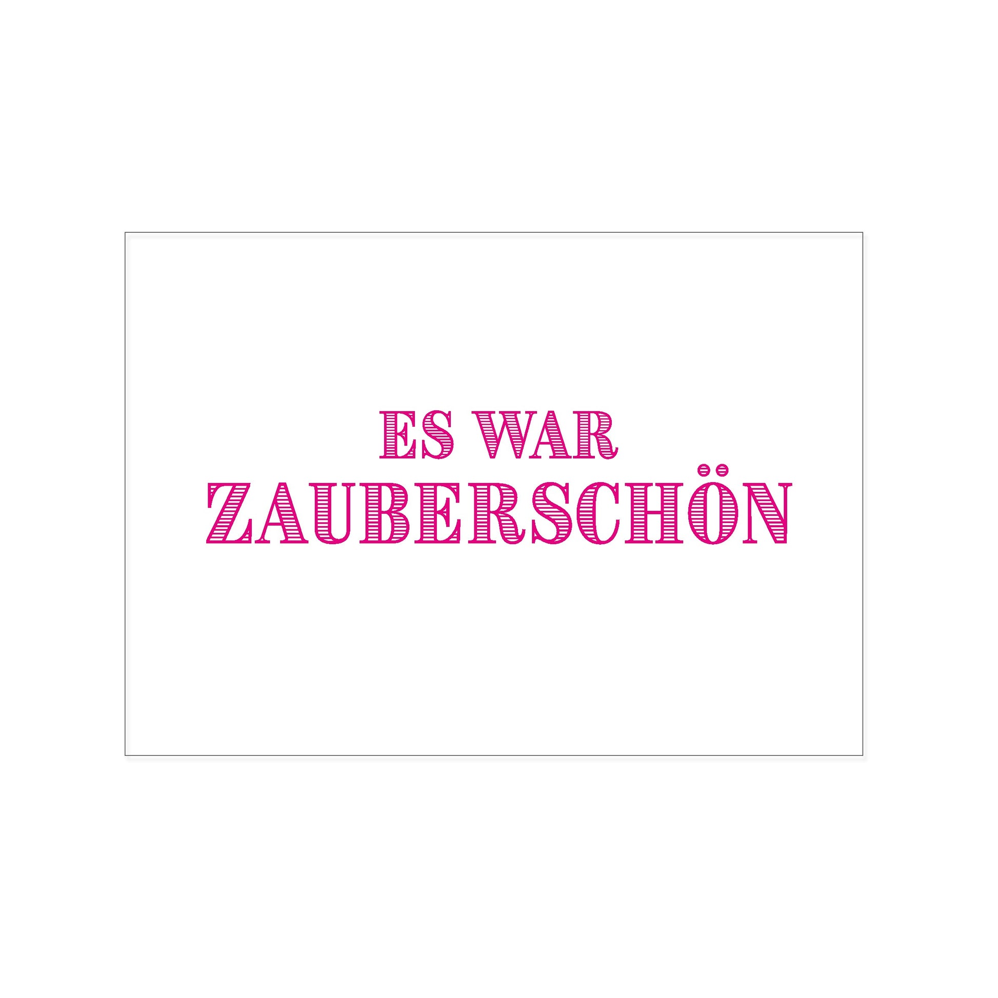 Postkarte im Querformat mit schlichtem weißem Hintergrund. In der Mitte steht in einer markanten, pinkfarbenen und horizontal schraffierten Serifenschrift der Text: „ES WAR ZAUBERSCHÖN“.