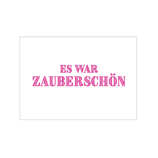 Postkarte im Querformat mit schlichtem weißem Hintergrund. In der Mitte steht in einer markanten, pinkfarbenen und horizontal schraffierten Serifenschrift der Text: „ES WAR ZAUBERSCHÖN“.