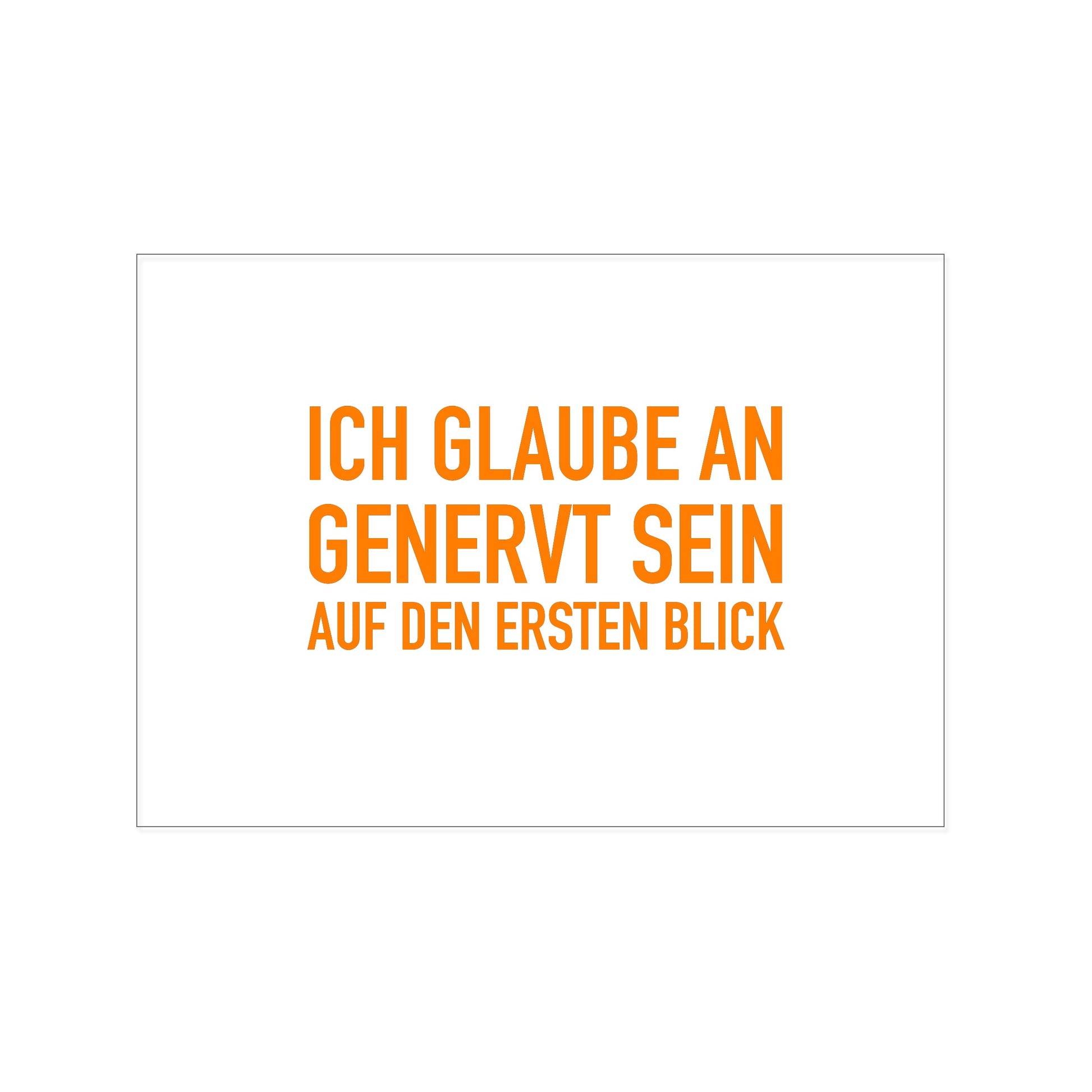 Postkarte im Querformat mit weißem Hintergrund. In der Mitte steht in einer serifenlosen, kräftig orangefarbenen Blockschrift der dreizeilige Text: „ICH GLAUBE AN GENERVT SEIN AUF DEN ERSTEN BLICK“.