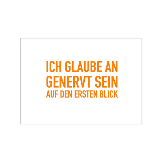 Postkarte im Querformat mit weißem Hintergrund. In der Mitte steht in einer serifenlosen, kräftig orangefarbenen Blockschrift der dreizeilige Text: „ICH GLAUBE AN GENERVT SEIN AUF DEN ERSTEN BLICK“.