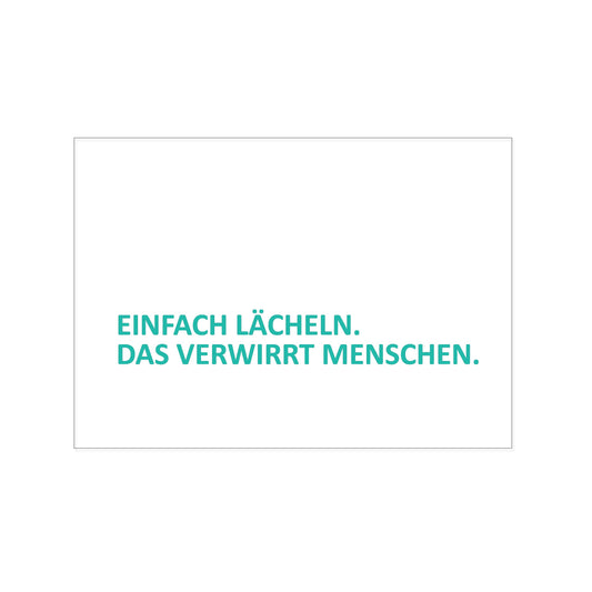 Minimalistische Postkarte im Querformat mit weißem Hintergrund. Unten links steht in einer serifenlosen, türkisfarbenen Druckschrift der Spruch: „EINFACH LÄCHELN. DAS VERWIRRT MENSCHEN.“.