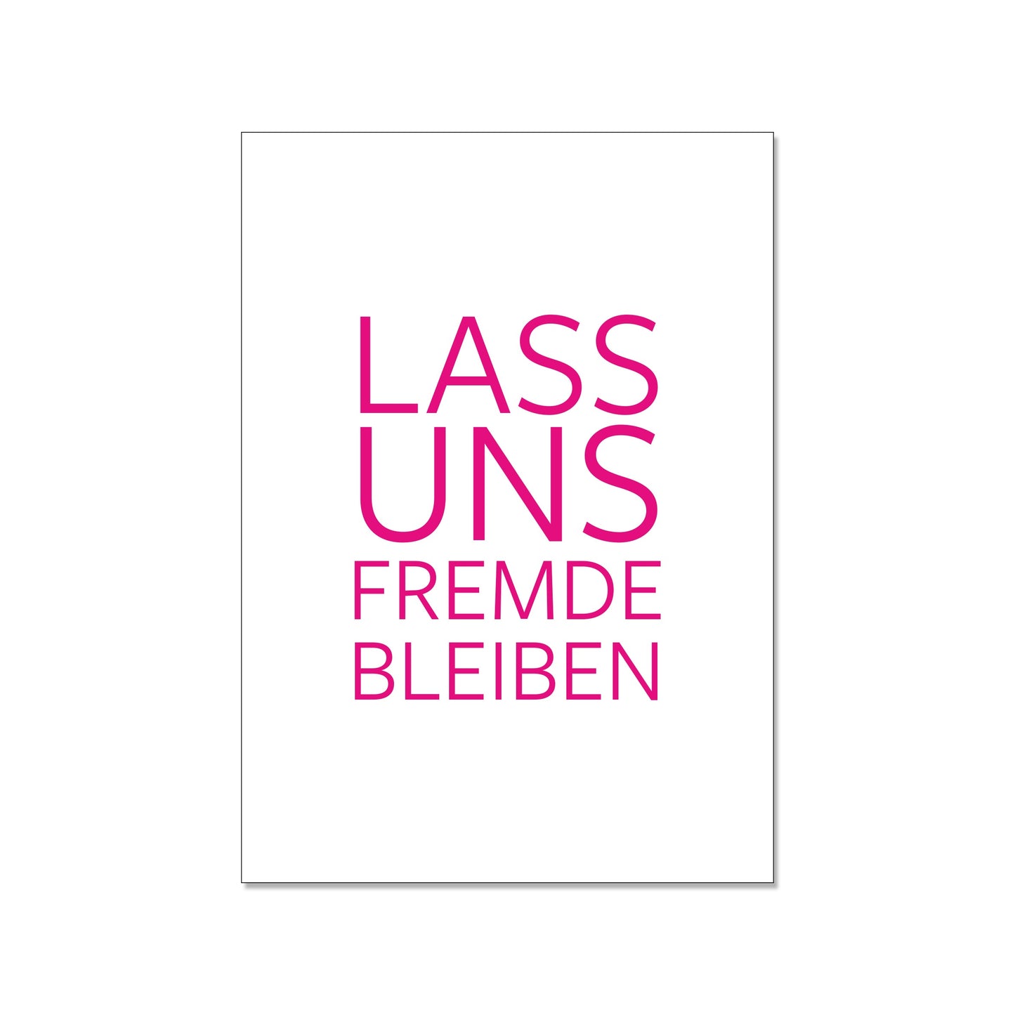 Minimalistische Postkarte im Hochformat mit weißem Hintergrund. In auffälliger, pinker serifenloser Druckschrift steht zentriert der Spruch: „LASS UNS FREMDE BLEIBEN“.