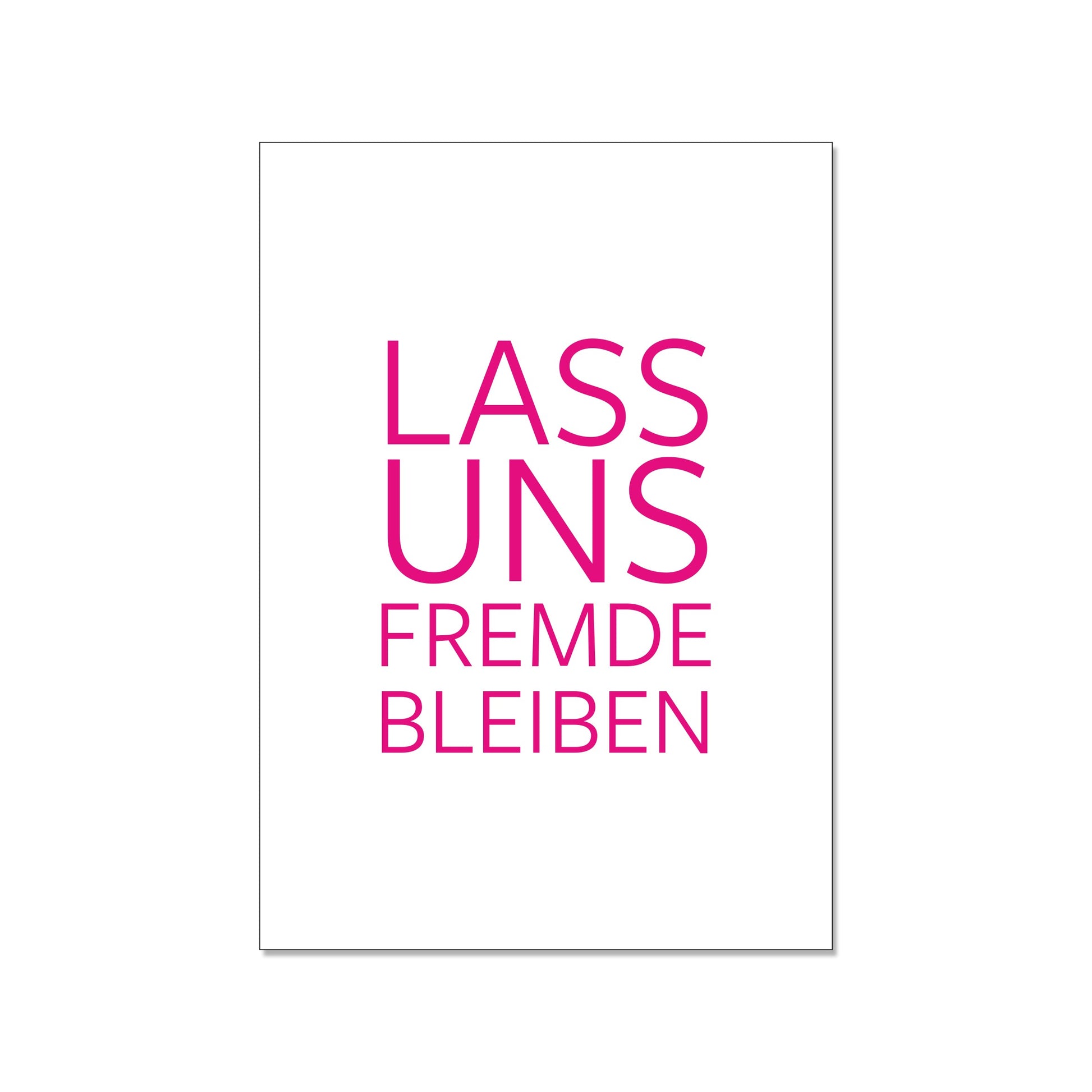 Minimalistische Postkarte im Hochformat mit weißem Hintergrund. In auffälliger, pinker serifenloser Druckschrift steht zentriert der Spruch: „LASS UNS FREMDE BLEIBEN“.