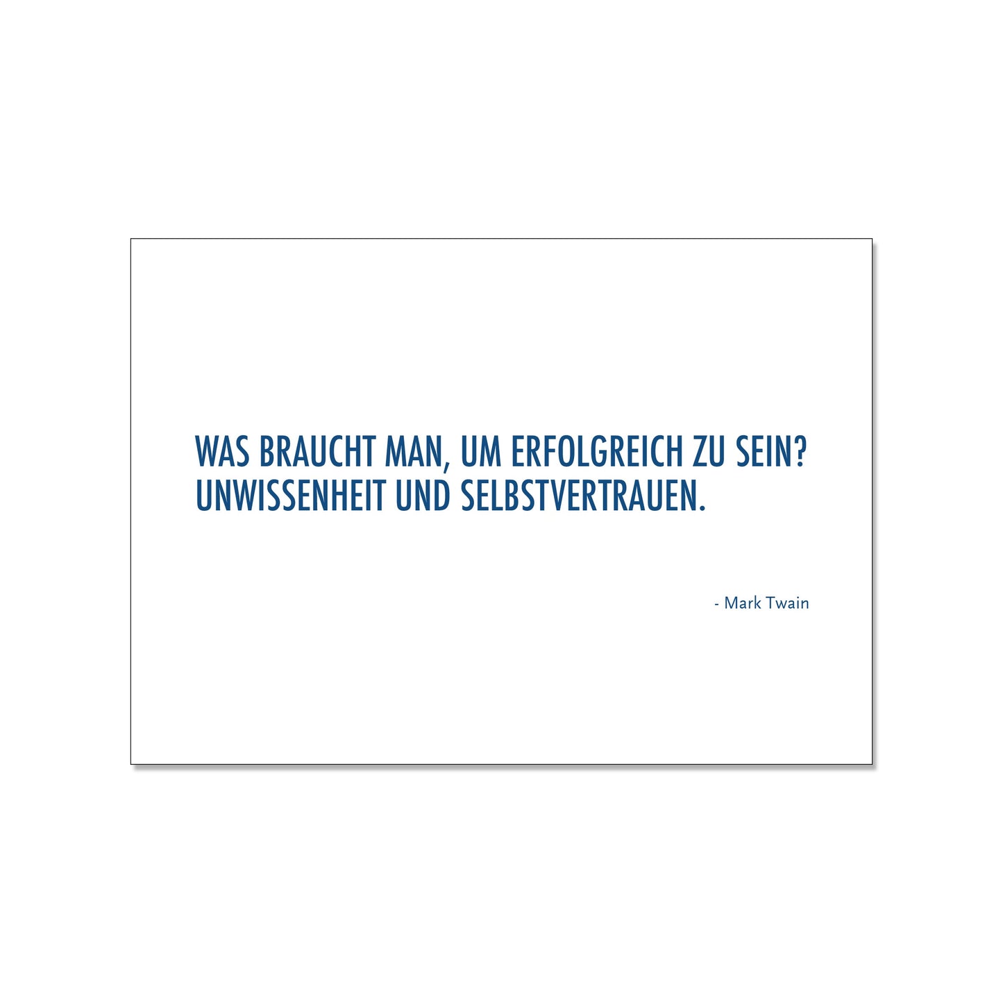 Postkarte im Querformat mit weißem Hintergrund. In dunkelblauer Druckschrift steht linksbündig das Zitat: „WAS BRAUCHT MAN, UM ERFOLGREICH ZU SEIN? UNWISSENHEIT UND SELBSTVERTRAUEN.“. Unten rechts steht klein der Name „- Mark Twain“.