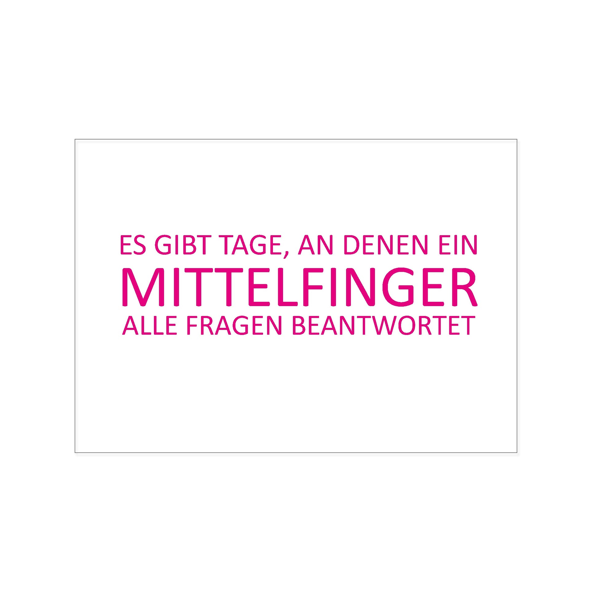 Postkarte im Querformat mit weißem Hintergrund. In der Mitte steht ein dreizeiliger Text in Magenta. Die obere und untere Zeile sind in kleineren Druckbuchstaben, das Wort in der Mitte ist deutlich größer hervorgehoben: „ES GIBT TAGE, AN DENEN EIN MITTELFINGER ALLE FRAGEN BEANTWORTET“.