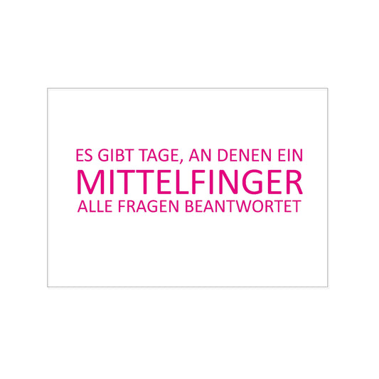 Postkarte im Querformat mit weißem Hintergrund. In der Mitte steht ein dreizeiliger Text in Magenta. Die obere und untere Zeile sind in kleineren Druckbuchstaben, das Wort in der Mitte ist deutlich größer hervorgehoben: „ES GIBT TAGE, AN DENEN EIN MITTELFINGER ALLE FRAGEN BEANTWORTET“.