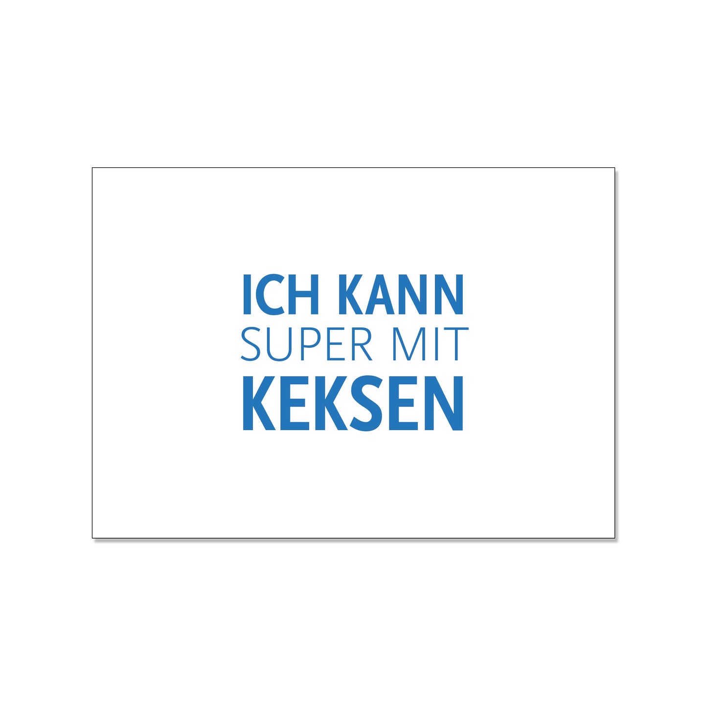 Postkarte im Querformat mit weißem Hintergrund. Mittig ist in blauer Druckschrift der humorvolle Spruch platziert: „ICH KANN SUPER MIT KEKSEN“, wobei das Wort „KEKSEN“ besonders fett gedruckt ist.