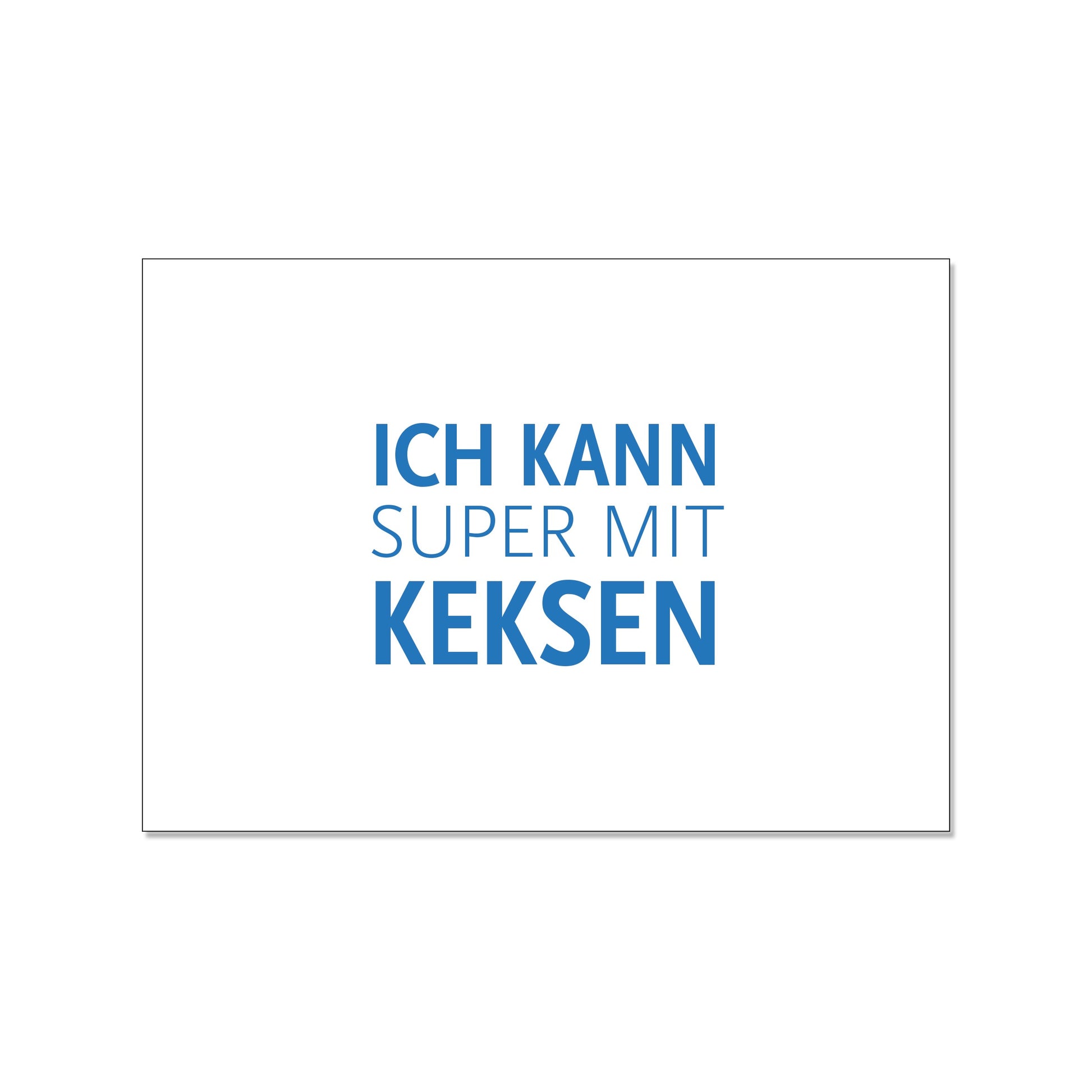 Postkarte im Querformat mit weißem Hintergrund. Mittig ist in blauer Druckschrift der humorvolle Spruch platziert: „ICH KANN SUPER MIT KEKSEN“, wobei das Wort „KEKSEN“ besonders fett gedruckt ist.