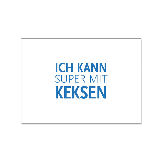 Postkarte im Querformat mit weißem Hintergrund. Mittig ist in blauer Druckschrift der humorvolle Spruch platziert: „ICH KANN SUPER MIT KEKSEN“, wobei das Wort „KEKSEN“ besonders fett gedruckt ist.