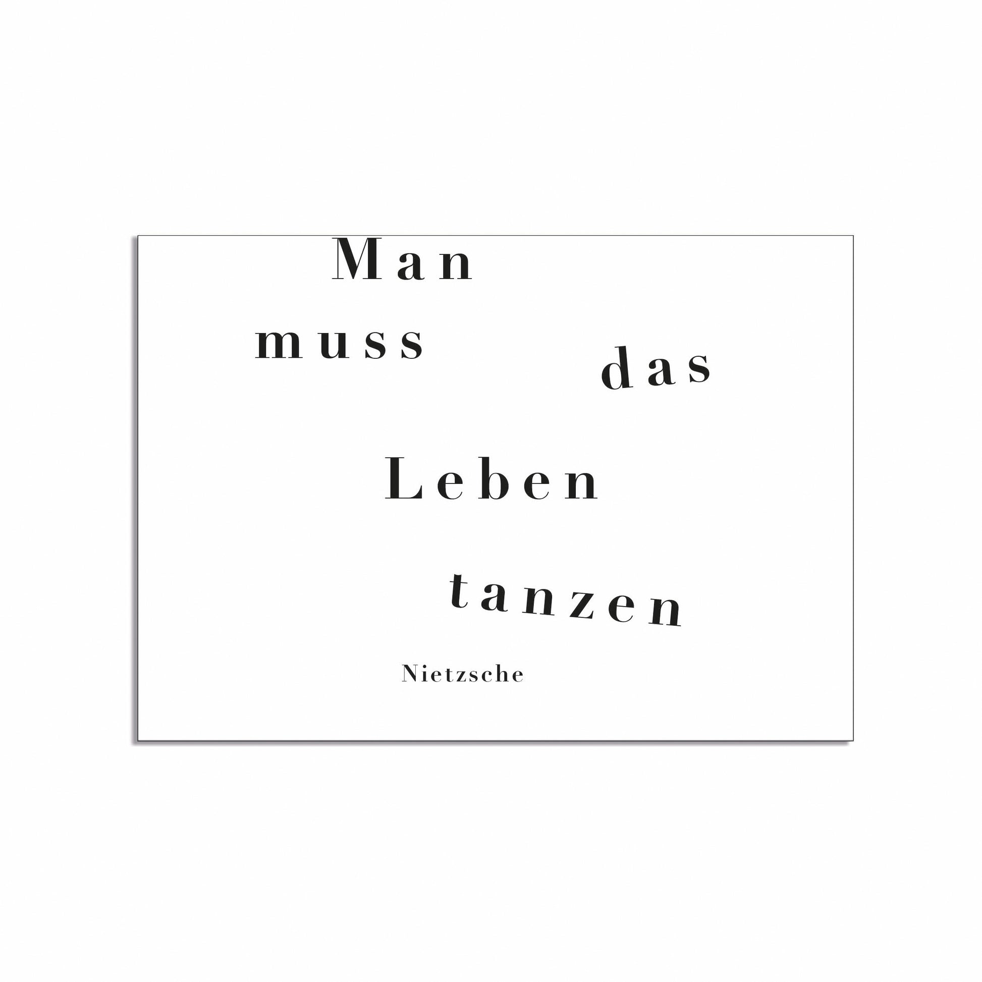 Postkarte im Querformat mit schlichtem weißem Hintergrund. In der Mitte steht in einer markanten, pinkfarbenen und horizontal schraffierten Serifenschrift der Text: „ES WAR ZAUBERSCHÖN“.