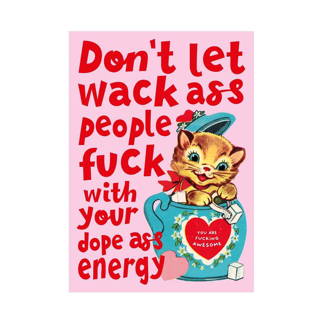 Eine hellrosa Postkarte mit einer Illustration im Retro-Stil. Auf der linken Seite steht in großer, roter Schrift: "Don't let wack ass people fuck with your dope ass energy". Rechts ist ein niedliches Kätzchen zu sehen, das aus einer blauen Teetasse schaut. Auf der Tasse befindet sich ein rotes Herz mit der Aufschrift "YOU ARE FUCKING AWESOME".