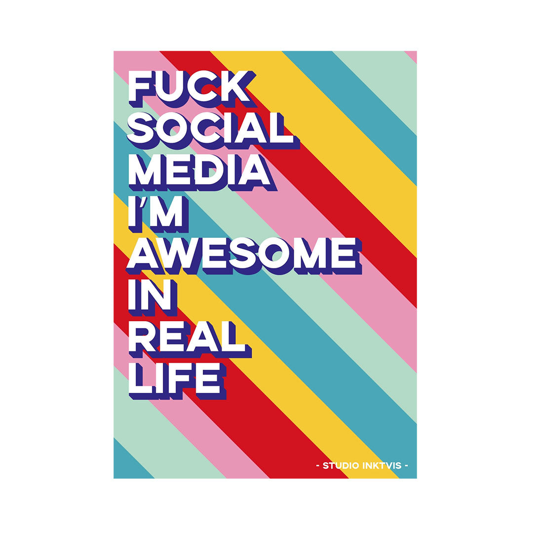 Eine bunte Postkarte mit diagonalen Streifen in Regenbogenfarben. In weißer Blockschrift mit blauem Schatten steht darauf: "FUCK SOCIAL MEDIA I'M AWESOME IN REAL LIFE".