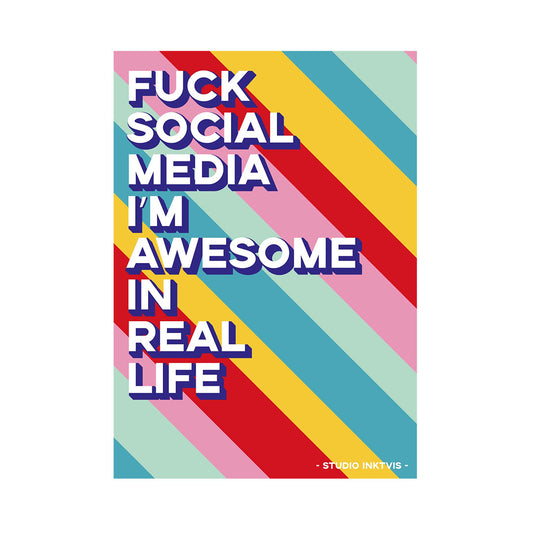 Eine bunte Postkarte mit diagonalen Streifen in Regenbogenfarben. In weißer Blockschrift mit blauem Schatten steht darauf: "FUCK SOCIAL MEDIA I'M AWESOME IN REAL LIFE".