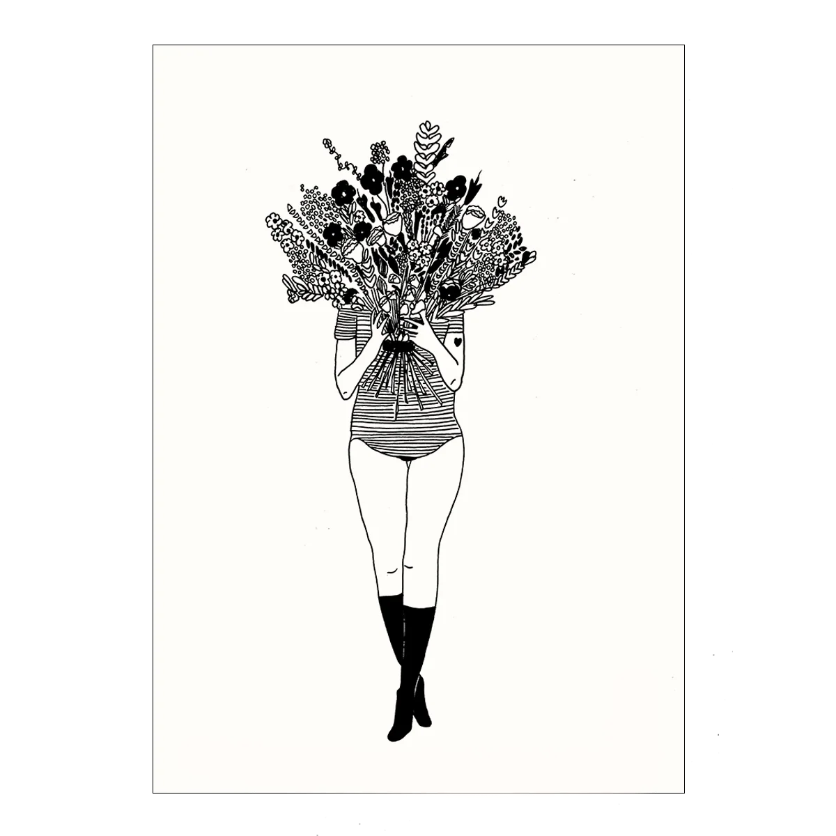 Schwarz-Weiß-Zeichnung einer stehenden Person in Socken und gestreiftem Bodysuit, die einen riesigen, üppigen Blumenstrauß direkt vor ihr Gesicht hält, sodass nur die Beine und Arme zu sehen sind.