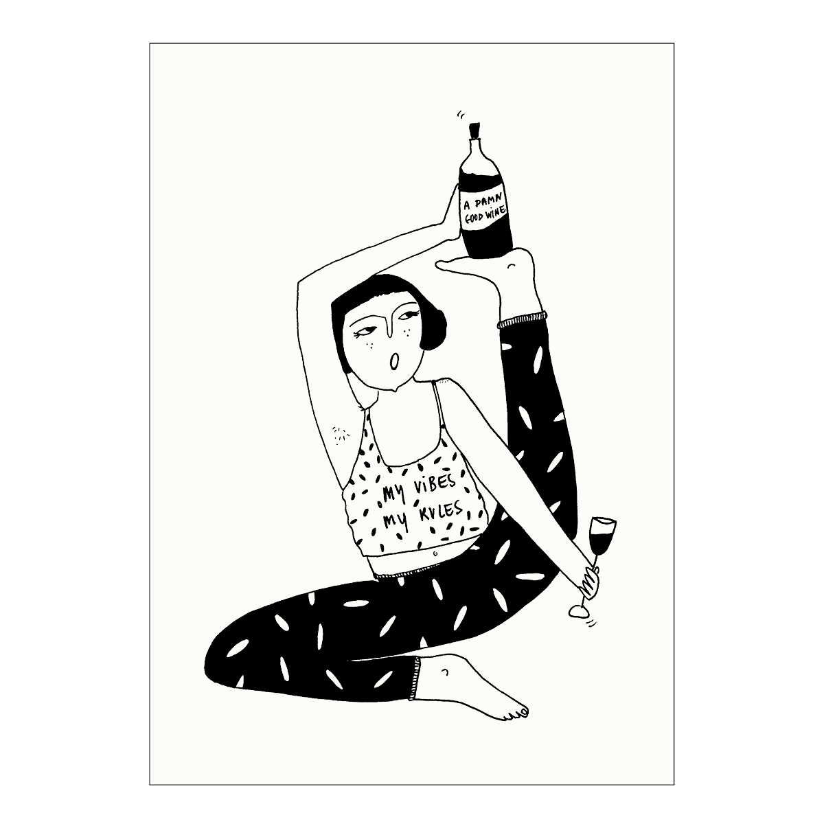 Schwarz-Weiß-Illustration einer Person in einer verrenkten Yoga-Pose. Sie balanciert eine Weinflasche mit der Aufschrift „A DAMN GOOD WINE“ auf einem Fuß über ihrem Kopf und hält in der Hand ein Glas Rotwein. Ihr Top trägt den Schriftzug „MY VIBES MY RULES“.