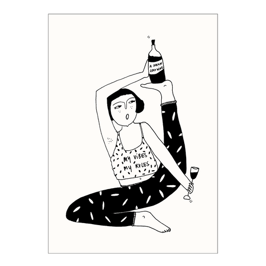 Schwarz-Weiß-Illustration einer Person in einer verrenkten Yoga-Pose. Sie balanciert eine Weinflasche mit der Aufschrift „A DAMN GOOD WINE“ auf einem Fuß über ihrem Kopf und hält in der Hand ein Glas Rotwein. Ihr Top trägt den Schriftzug „MY VIBES MY RULES“.