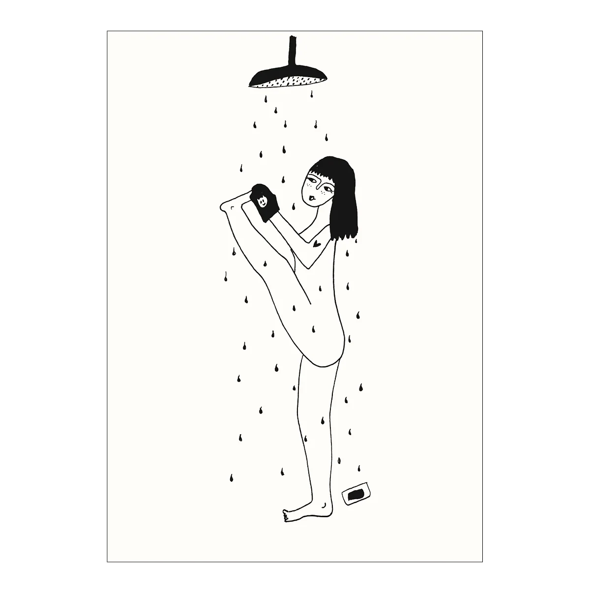 Schwarz-Weiß-Illustration einer nackten Person, die unter einer Dusche steht. Während das Wasser auf sie herabregnet, streckt sie ein Bein steil nach oben und schrubbt ihren Fuß mit einem Waschhandschuh, auf dem ein kleines lächelndes Gesicht abgebildet ist.