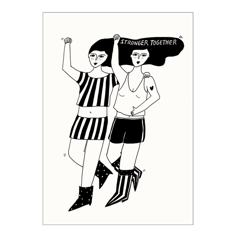 Schwarz-Weiß-Illustration von zwei Frauen, die nebeneinander gehen und eine Hand jubelnd in die Höhe strecken. Ihre langen schwarzen Haare fließen zusammen und bilden eine Fläche mit dem weiß geschriebenen Text „STRONGER TOGETHER“.