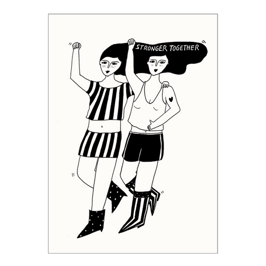 Schwarz-Weiß-Illustration von zwei Frauen, die nebeneinander gehen und eine Hand jubelnd in die Höhe strecken. Ihre langen schwarzen Haare fließen zusammen und bilden eine Fläche mit dem weiß geschriebenen Text „STRONGER TOGETHER“.