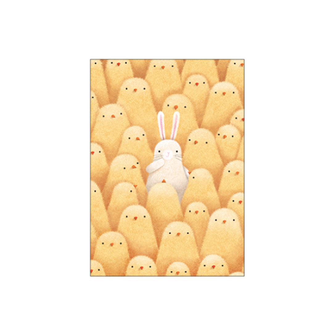 Eine spielerische Illustration mit einer dichten Menge flauschiger, gelber Küken. In der Mitte ragt ein einzelner, weißer Hase mit langen Ohren hervor, der verlegen eine Pfote an den Mund hält.