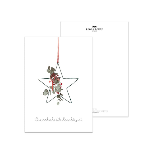 Aquarell-Illustration eines metallenen Sternhängers, der an einem roten Band hängt und mit Eukalyptuszweigen sowie roten Beeren dekoriert ist. Unten auf der weißen Karte steht der Schriftzug „Besinnliche Weihnachtszeit“.