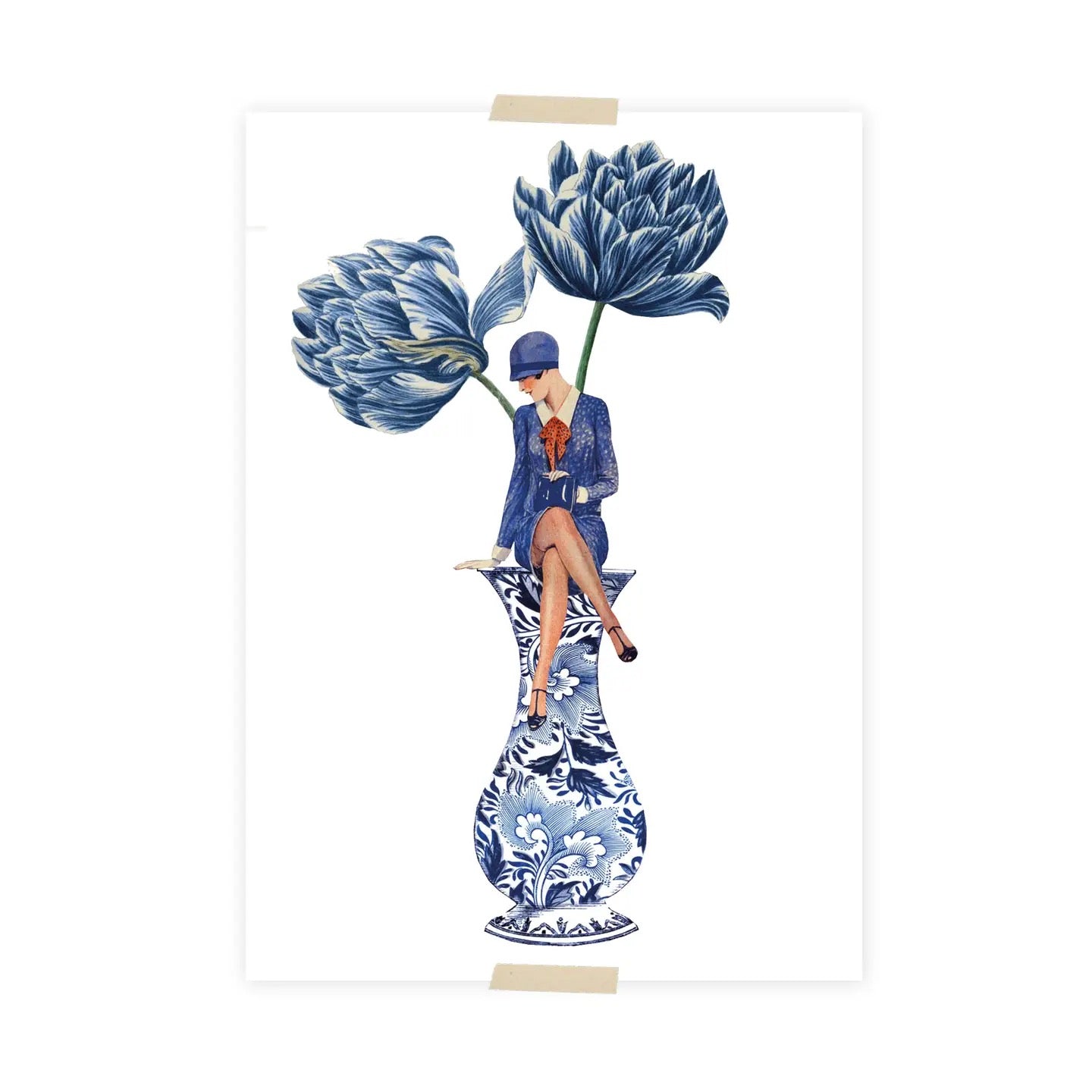 Collage einer sitzenden Frau in blauem Kleid und Hut, deren Kopf durch eine große, blau-weiße Blume ersetzt ist, auf einer blau-weißen Vase mit floralem Muster.