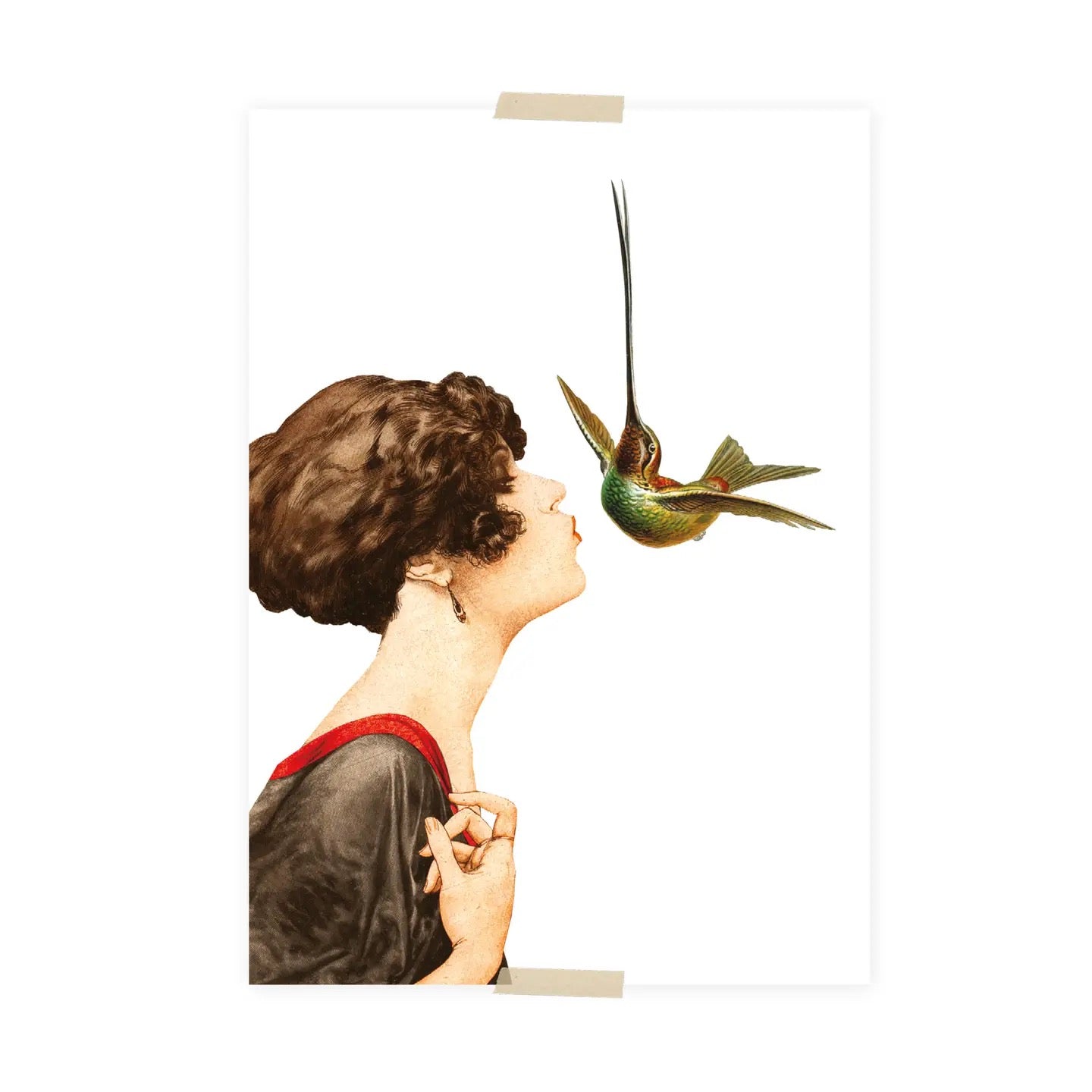 Collage mit einer Frau in schwarzem Kleid mit rotem Kragen, die einen Kolibri.