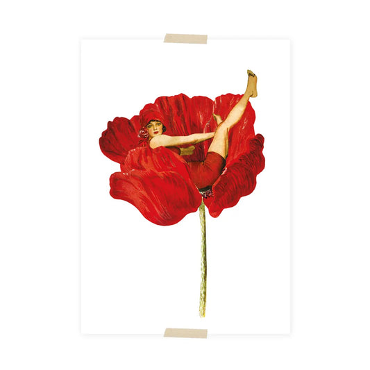 Eine Frau liegt mit ausgestreckten Armen und Beinen in einer großen roten Blüte, die an eine Mohnblume erinnert.