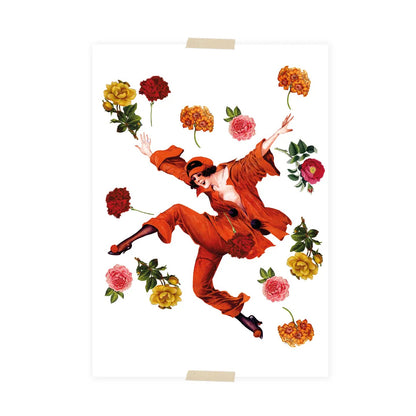 Person in orangefarbener Kleidung springt mit ausgebreiteten Armen und Beinen, umgeben von verschiedenen Rosenblüten in Gelb, Rot, Rosa und Orange.