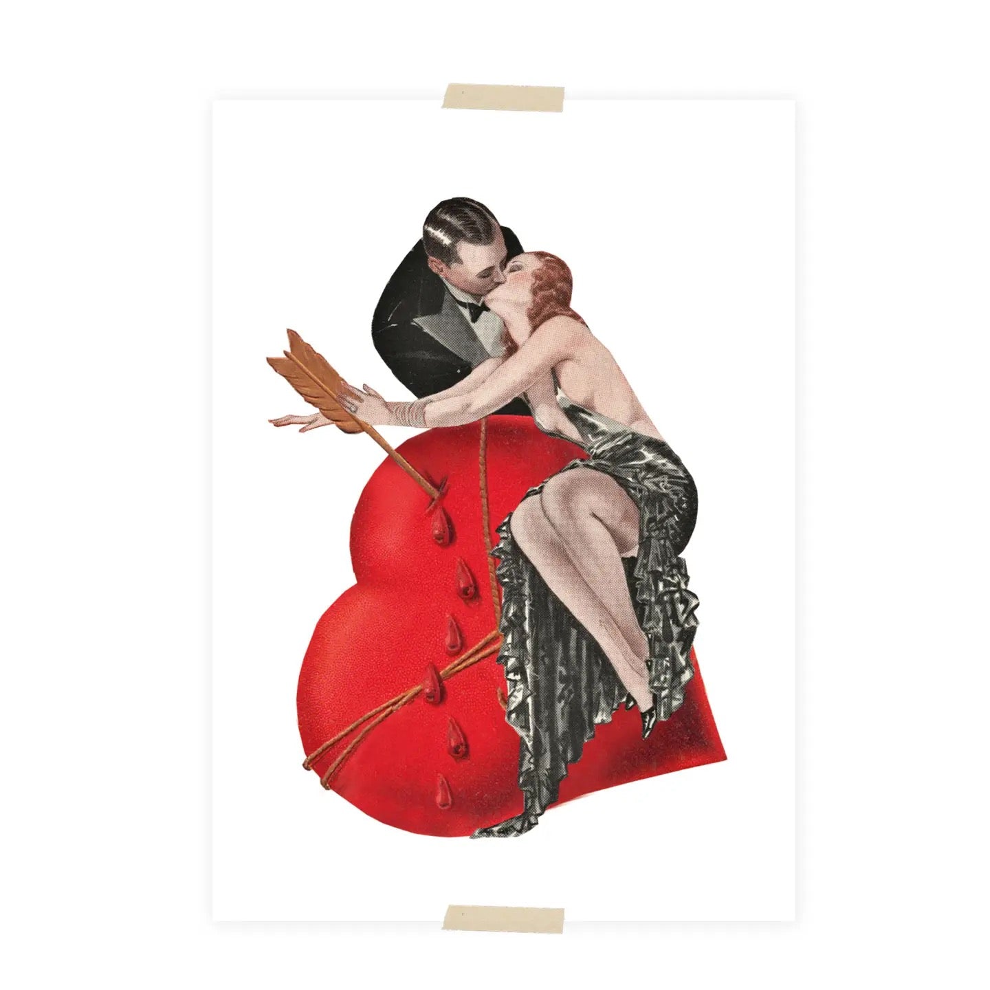 Eine Frau in schwarzem Kleid sitzt auf einem großen roten Herz, das von Pfeilen durchbohrt ist, während sie einen Mann im Anzug küsst.