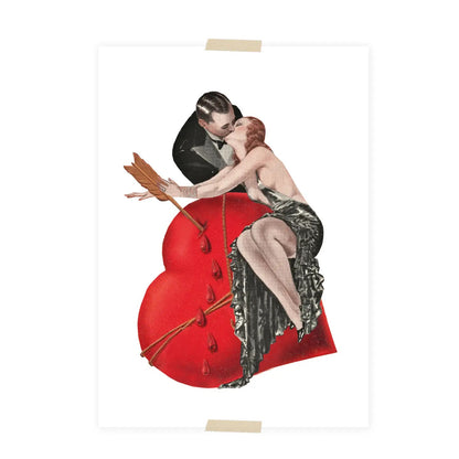 Eine Frau in schwarzem Kleid sitzt auf einem großen roten Herz, das von Pfeilen durchbohrt ist, während sie einen Mann im Anzug küsst.