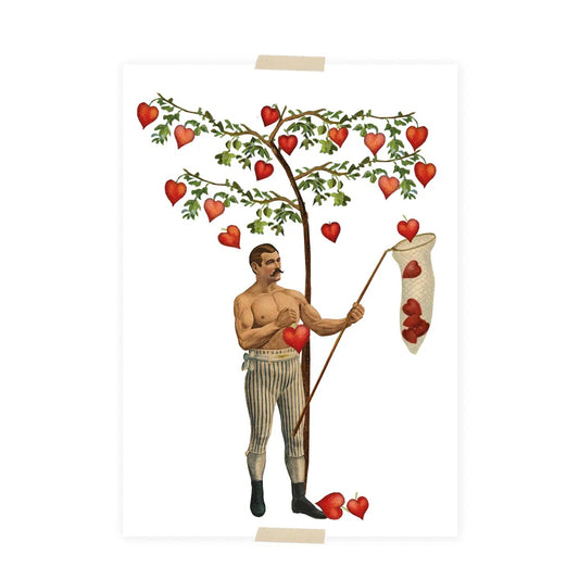 Ein muskulöser, oberkörperfreier Mann in gestreifter Hose steht unter einem Baum mit herzförmigen Früchten und hält eine Stange mit einem Netz, in dem mehrere dieser Früchte hängen.