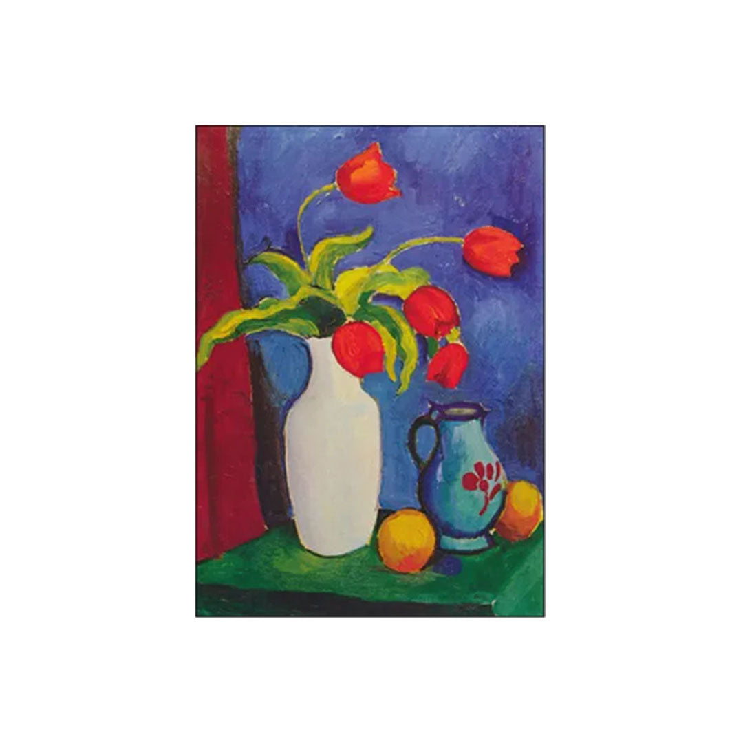 Ein farbgewaltiges Werk mit starkem Kontrast. Fünf tiefrote Tulpen ragen aus einer schlichten weißen Vase heraus. Der Hintergrund ist in einem kräftigen, fast violetten Blau gehalten. Im Vordergrund ergänzen eine kleine verzierte Kanne und zwei gelbe Zitronen das Stillleben auf einer grünen Tischfläche.