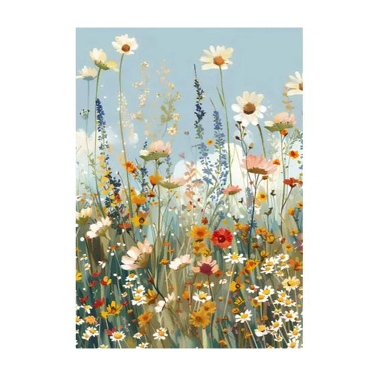 Bunte Wildblumenwiese mit verschiedenen Blumenarten, darunter Gänseblümchen, Mohnblumen und Lavendel, vor einem hellen Himmel.